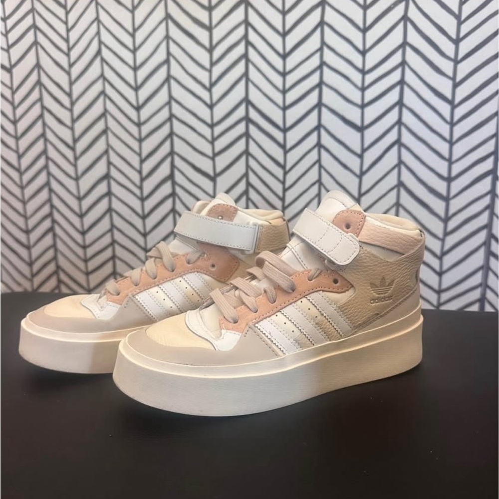 NEW Adidas Hightop Sneakers Size 7